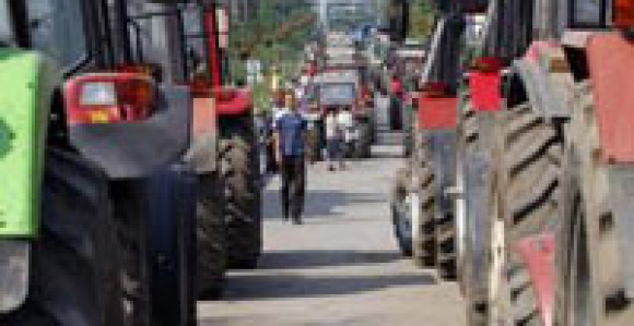 Traktorima blokirani putevi u Vojvodini i centralnoj Srbiji 