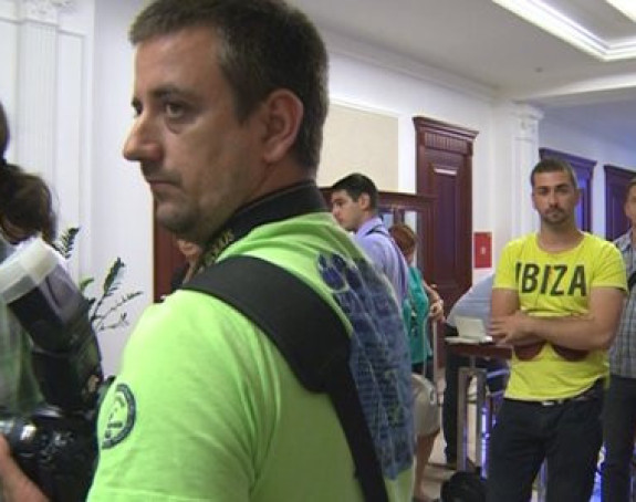 Premijerka ne poštuje novinare (VIDEO)