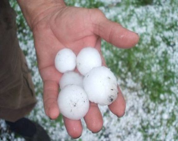 Padao grad veličine kokošijeg jajeta!