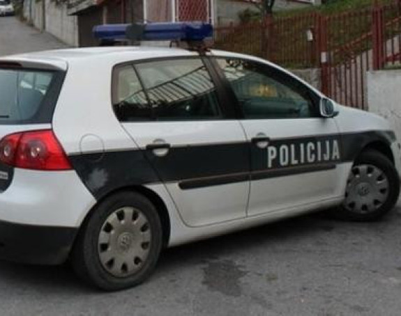 Потукле се супруга и љубавница затвореника