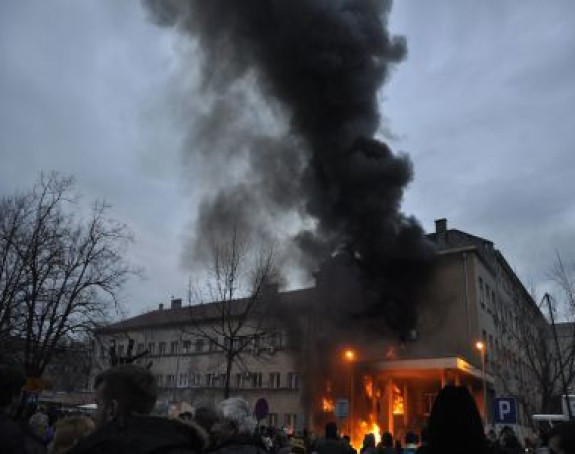 Mostar: Zapaljena zgrada Gradske vijećnice