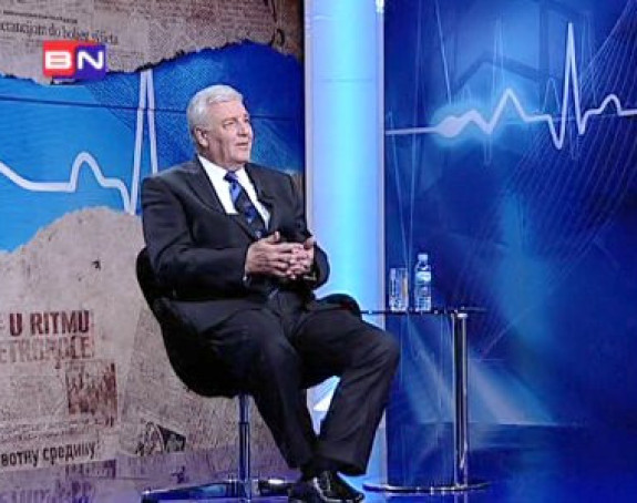 Vladu treba stalno držati "na ledu" (VIDEO)