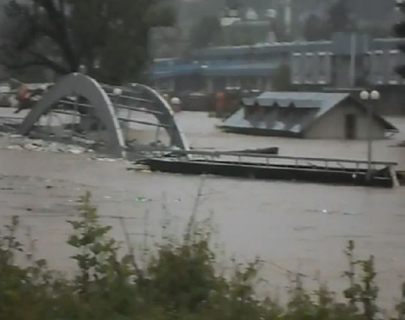 STRAVIČNO: Rijeka raznijela cijeli most u Zavidovićima (VIDEO) 