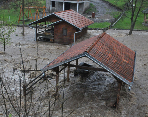Srbija: Evakuisano 700 ljudi, troje stradalo