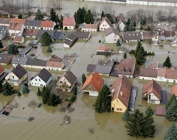 Званичници посјећују поплављена подручја