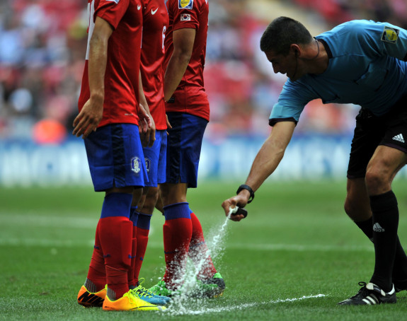 Šta to sudije pršću po terenu?!