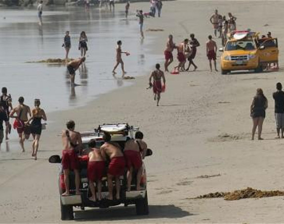 Udar groma na plaži ubio jednu i povrijedio 12 osoba