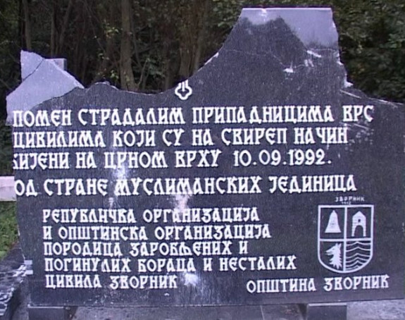 Разбијена спомен плоча на Црном врху надомак Зворника 