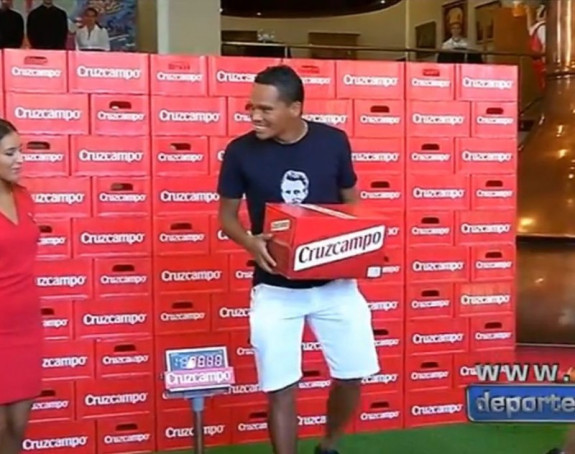 VIDEO: Igrači Sevilje dobili piva koliko su teški!