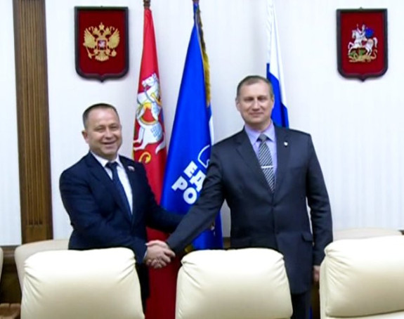 Др Максимовић одликован у Москви