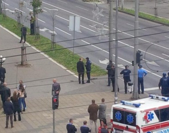Muškarac sa pištoljem ispred Vlade Srbije