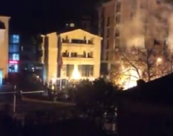 Video: Protest navijača u Podgorici ispred turske Ambasade!