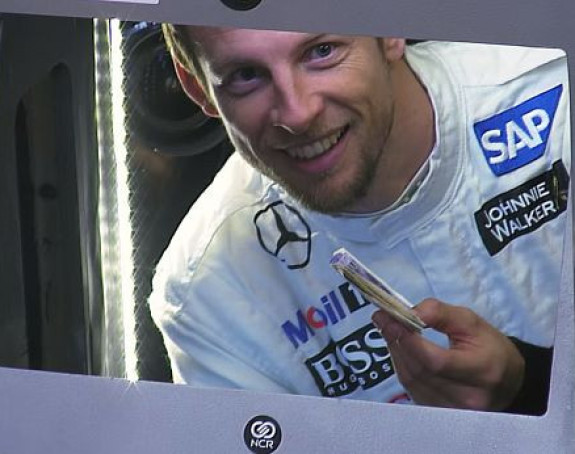 Видео: Џенсон Батон као банкомат!