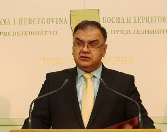 Izetbegović djeluje vaninstitucionalno