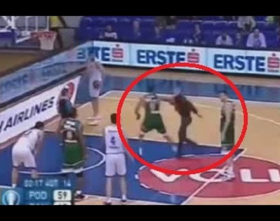 Video: Navijač ušao u teren, pa popio nokaut!