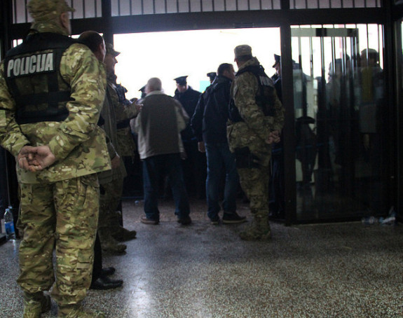 Specijalci uvode red na biralištu u Mostaru