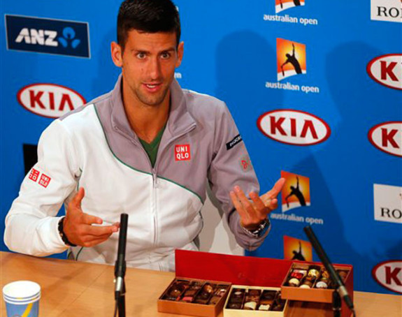 AO, video: Nole opet dijelio čokoladice!