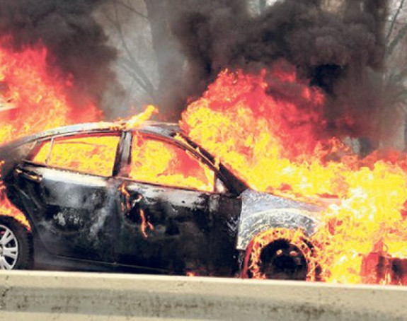 Zapaljena tri automobila