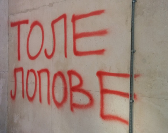 Tole: Obrišite grafite ili tužim Beograd!