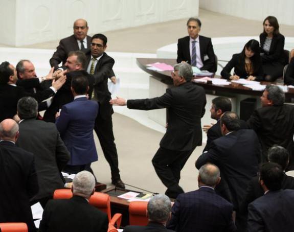Turska: Ponovo tuča u parlamentu