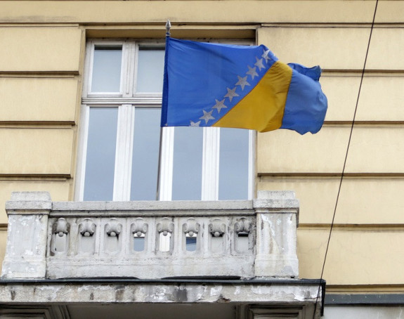 Radnici institucija ne znaju postaviti zastavu