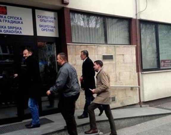 SNSD pokušao nasilno upasti u SO Gradiška