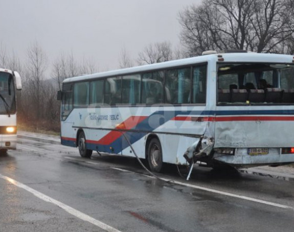 Doboj: Kamion udario u autobus pun putnika