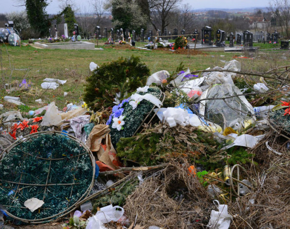 Barajevo: Otpadom zatrpali groblje 