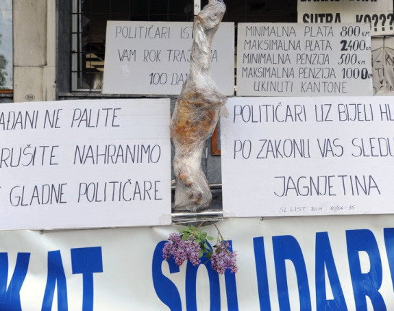 Političarima odnijeli pečeno jagnje
