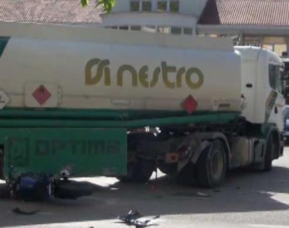 Motociklista udario na cisternu sa gorivom