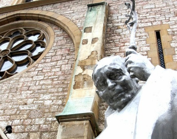 Oštećen spomenik papi Ivanu Pavlu II