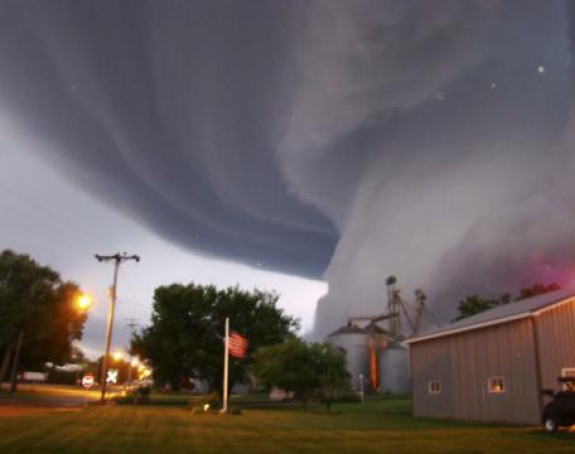 Desetine tornada poharalo Ameriku