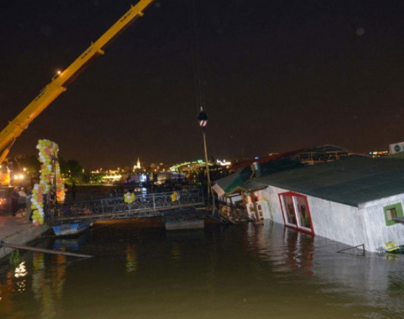 Београдски сплав потонуо на отварању