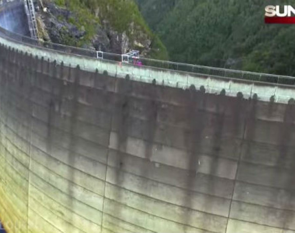 Video: Svjetski rekord! Postignut koš sa razdaljine od čak 126,5 metara!