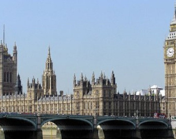 Skroz oronula zgrada britanskog parlamenta