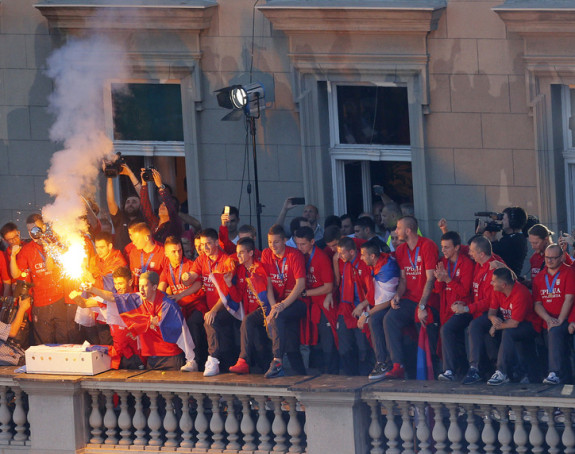 Savo i Mrkela su MORALI na balkon!
