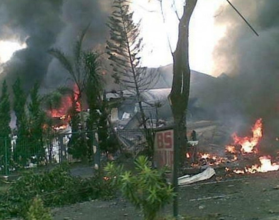 Vojni avion se srušio na kuće na Sumatri