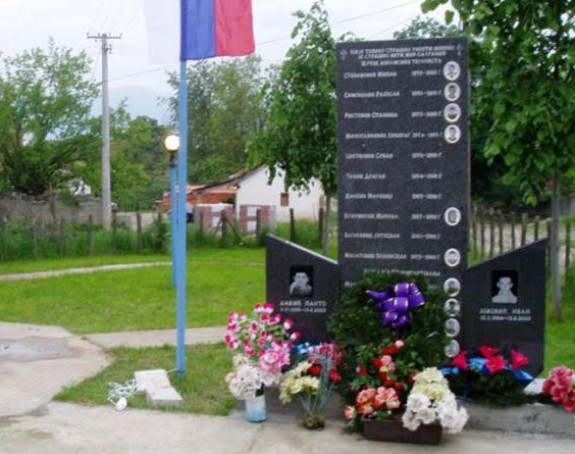 Zapaljen spomenik žrtvama NATO-a