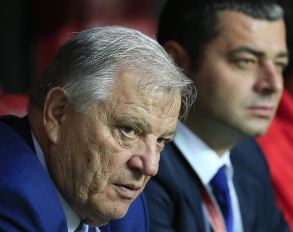 Tole upro prstom u “inspiratora huliganskih grupa“ - Gorana Vesića!