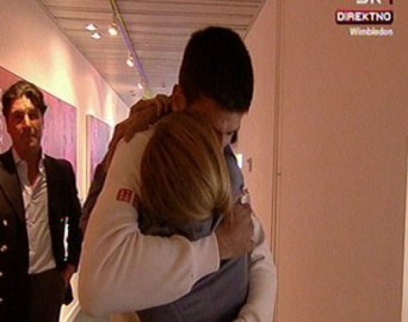 Video: Najslađa čestitka - Novak u Jeleninom zagrljaju!