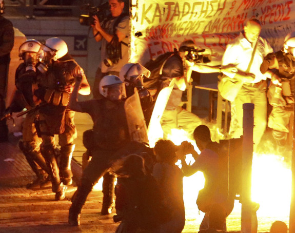 Haos u Atini: Narod krenuo na policiju