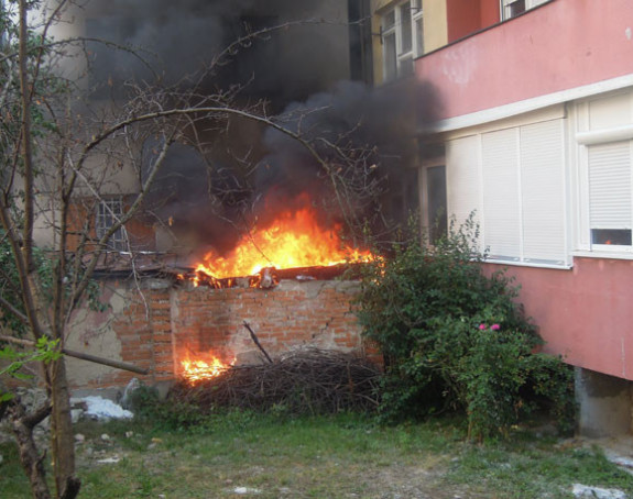 Vatra zahvatila garažu u centru Banjaluke