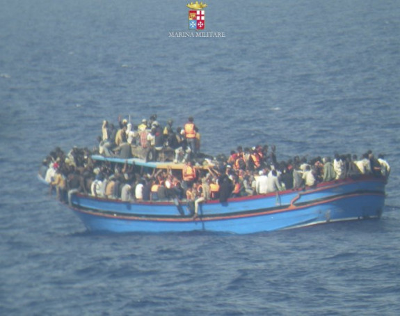 Brod sa 700 migranata zaustavljen kod Sicilije
