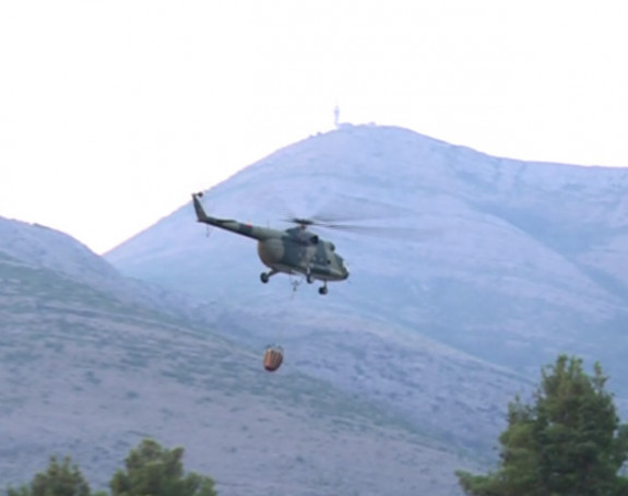 U Drvaru požar gasi helikopter