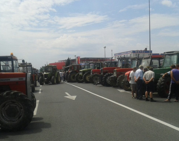 Тракторима блокирали прелаз у Орашју