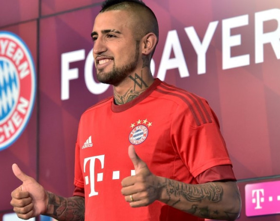 Vezanih ruku gledao promociju sina u Bajernu!