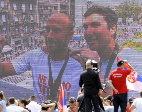 Nedelja, 20.00 časova - pred Skupštinu!