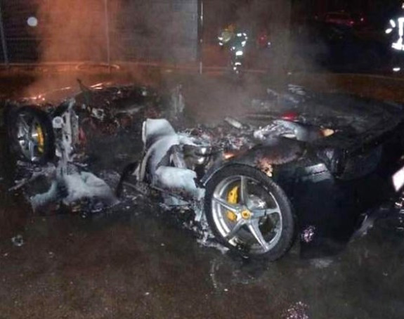Zapalio „ferari“ da bi dobio novi!