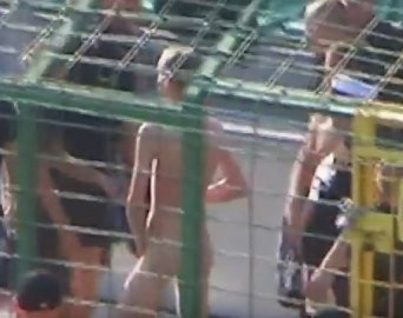 Видео - Понижење: Навијачи у Пољској скинули противничког навијача!