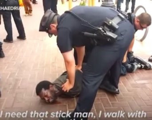 САД: 14 полицајаца хапсило црнца без ноге